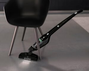 AEG Serie 3000 Ergorapido CX7-2-45MÖ 2in1 Akku Staubsauger, 50% Recyclingmaterial, beutellos, bis zu 45 min Laufzeit, freistehend, wendig, Bürstenreinigungsfunktion, LED, 0.5L, schwarz