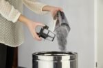 AEG Serie 3000 Ergorapido CX7-2-45MÖ 2in1 Akku Staubsauger, 50% Recyclingmaterial, beutellos, bis zu 45 min Laufzeit, freistehend, wendig, Bürstenreinigungsfunktion, LED, 0.5L, schwarz