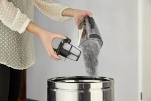 AEG Serie 3000 Ergorapido CX7-2-45MÖ 2in1 Akku Staubsauger, 50% Recyclingmaterial, beutellos, bis zu 45 min Laufzeit, freistehend, wendig, Bürstenreinigungsfunktion, LED, 0.5L, schwarz