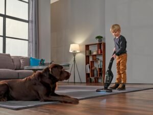 AEG Serie 3000 Ergorapido CX7-2-45MÖ 2in1 Akku Staubsauger, 50% Recyclingmaterial, beutellos, bis zu 45 min Laufzeit, freistehend, wendig, Bürstenreinigungsfunktion, LED, 0.5L, schwarz