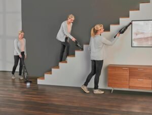 AEG Serie 3000 Ergorapido CX7-2-45MÖ 2in1 Akku Staubsauger, 50% Recyclingmaterial, beutellos, bis zu 45 min Laufzeit, freistehend, wendig, Bürstenreinigungsfunktion, LED, 0.5L, schwarz